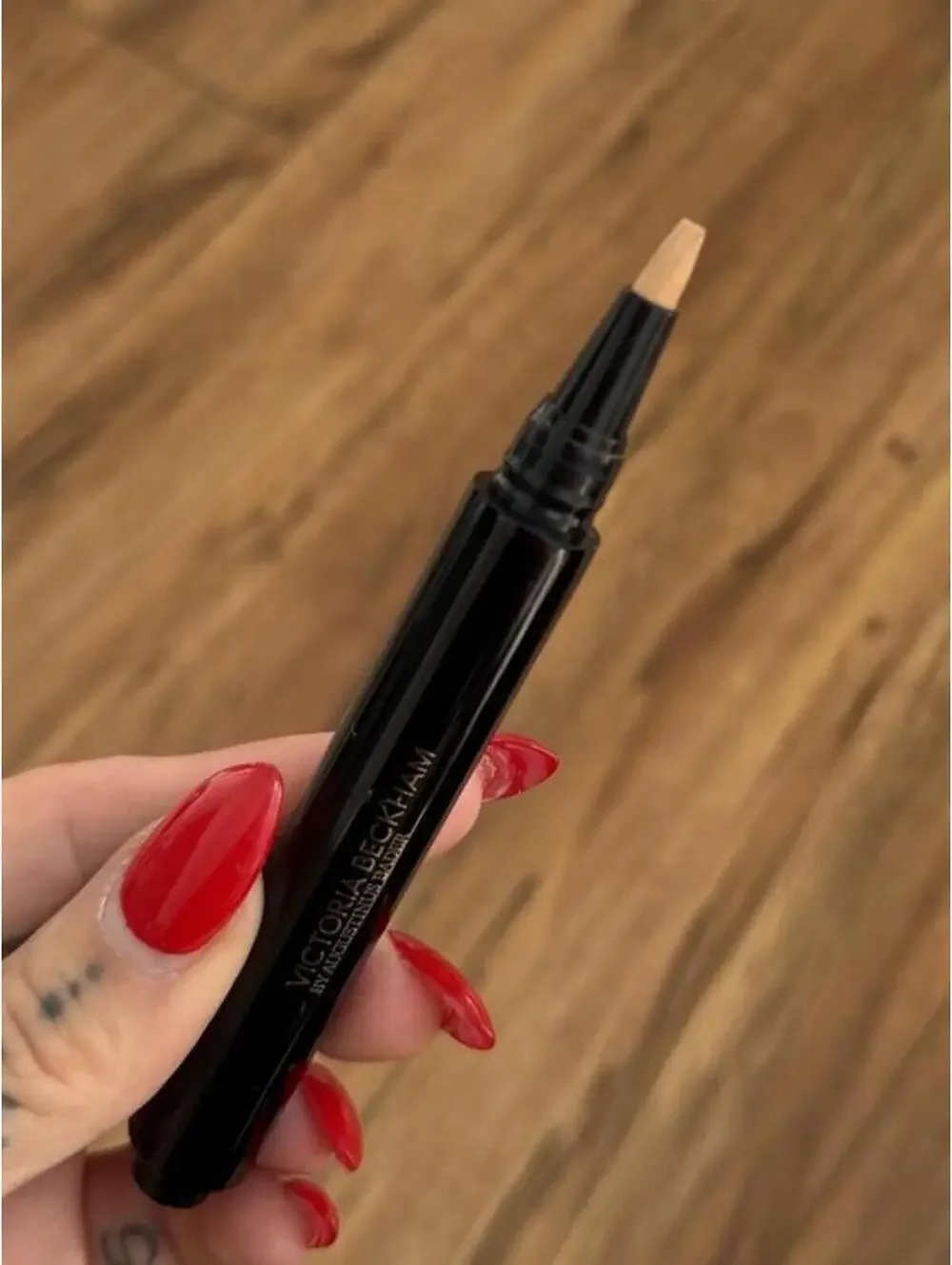 The Concealer Pen Victoria Beckham x Augustinus Bader - Shade L2